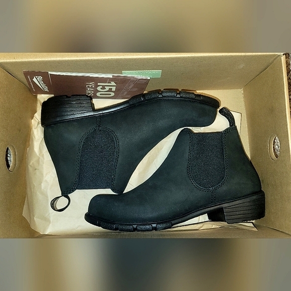 C- Brand new in box Blundstone 1977 black nubuck low heel short Chelsea boo… - Picture 2 of 4